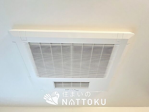 【電気式浴室暖房換気乾燥機】寒い冬場はあたたかく、暑い夏場は扇風機のような心地よさです。
雨の日は、浴室が衣類乾燥スペースになります。