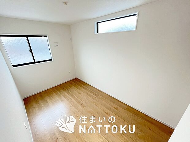 【現地写真(寝室)】木目の美しさを際立たせるシンプルデザインの建具を使用しています。