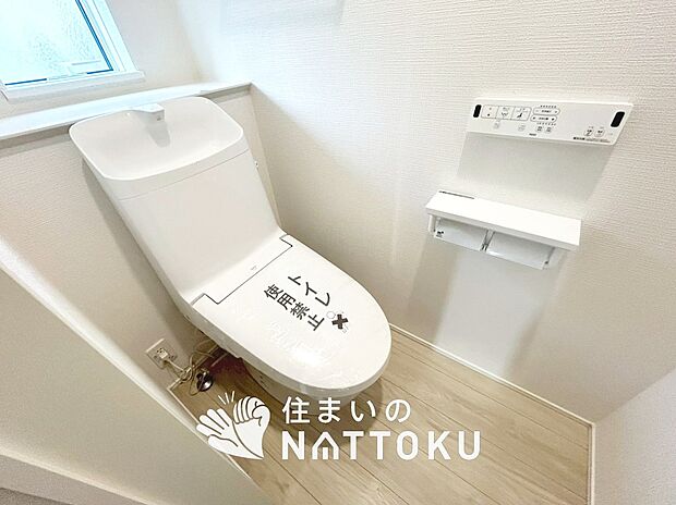 【トイレ】汚れてもサッとひと拭きでお手入れ簡単、エコ仕様の温水洗浄便座付きのトイレです。
バリアフリーにも配慮しています。