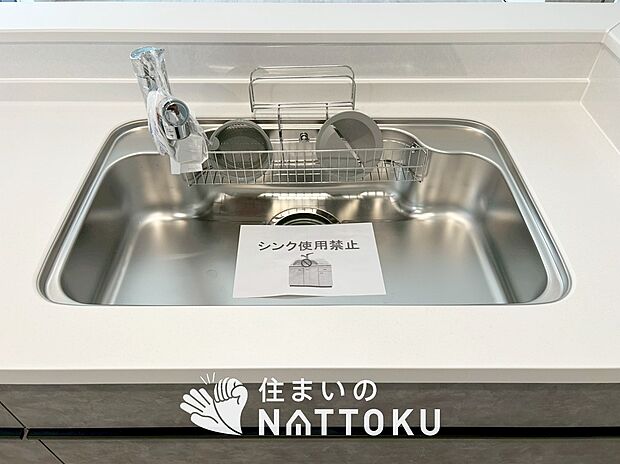 【浄水器内臓ハンドシャワー付シンク】広々とした凸型シンクに洗剤ポケットを標準装備。すっきり収納できます。
また、蛇口の先端に浄水器を内蔵しているため場所をとりません。