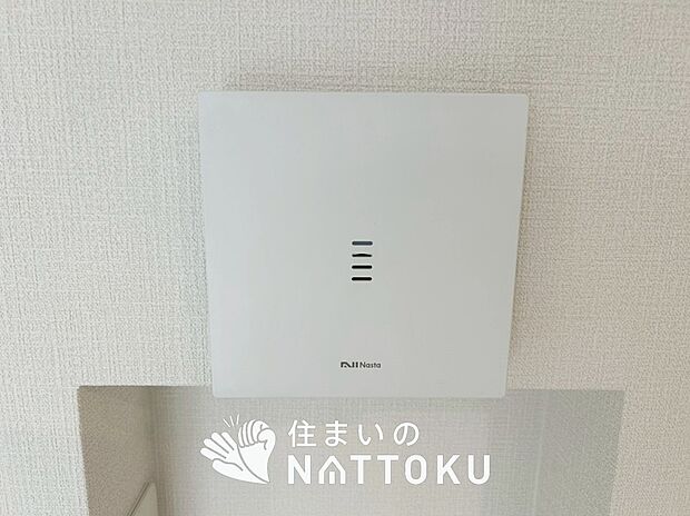 【TVモニター付インターホン】玄関の子機にカメラが付いており、来訪者の顔を確認できるため、音声だけの対応とは安心感が違います。
また、ハンズフリー通話で受話器を持つわずらわしさを解消できます。