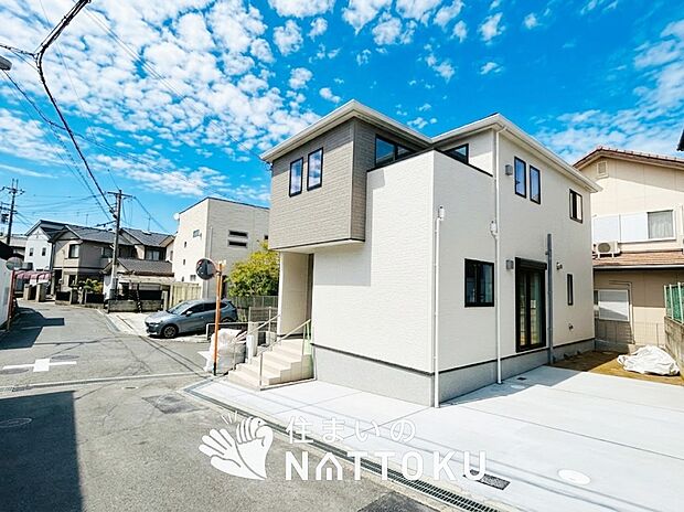 【現地写真（前道含む外観）】軽くて火災に強い屋根材を採用し、地震時の建物への負担や揺れを軽減しています。