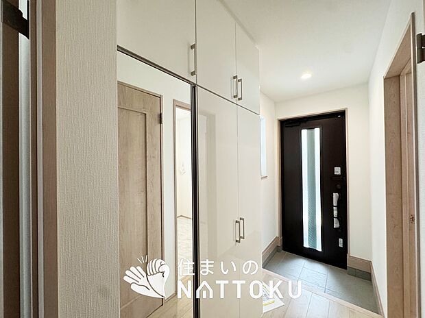 【現地写真(玄関)】玄関には、大型のシューズ収納を設置しています。