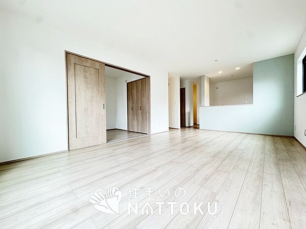 【現地写真(リビング)】フローリング材には、木目、色調など木材特有の風合いがあり、ナチュラルな美しさになっています。