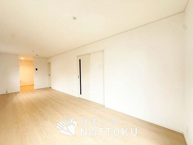 【現地写真(リビング)】フローリング材には、木目、色調など木材特有の風合いがあり、ナチュラルな美しさになっています。