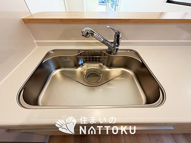 【浄水器内臓ハンドシャワー付シンク】広々とした凸型シンクに洗剤ポケットを標準装備。すっきり収納できます。
また、蛇口の先端に浄水器を内蔵しているため場所をとりません。