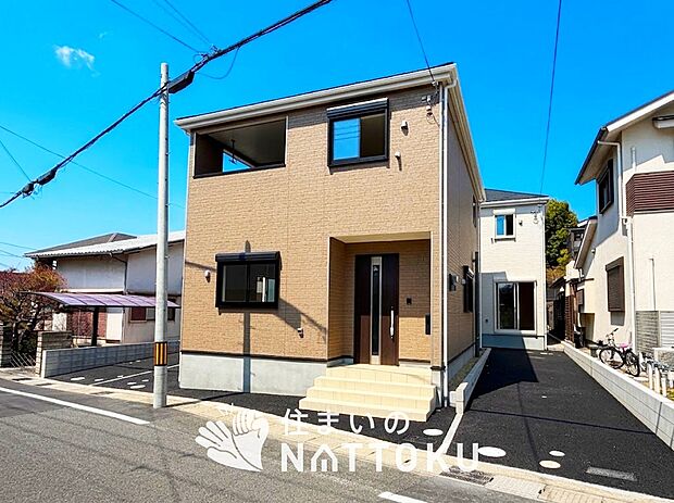 【現地写真(外観)【2号地】】軽くて火災に強い屋根材を採用し、地震時の建物への負担や揺れを軽減しています。