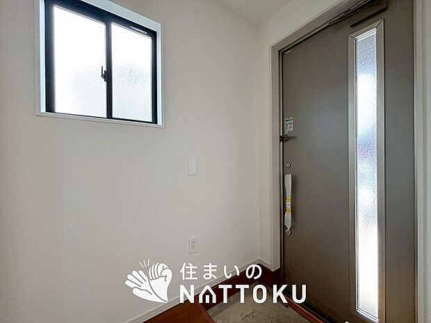 【現地写真（玄関）】玄関には、大型のシューズ収納を設置しています。