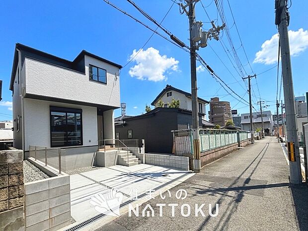 【現地写真（前道含む外観）】お引渡し後も無償の定期点検を行っており、暮らしの安心をお届けしています。