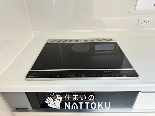 【ビルトインコンロ】フラットな構造で清掃性が高く、過熱防止センサー付3口タイプで日頃の家事も快適です。