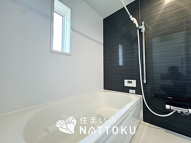 【現地写真(浴室)】浴室暖房乾燥機付き。1坪タイプで広々です。