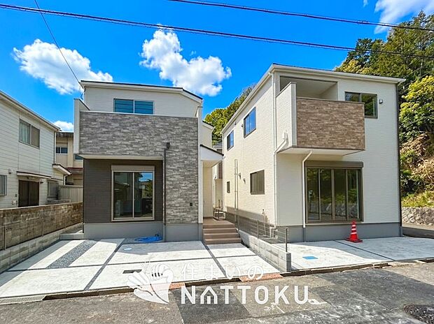 【現地写真(街並み)】雨で汚れを落とし、耐久性・耐候性に優れた外壁を使用しています。