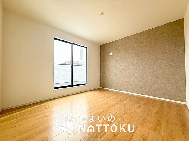 【現地写真(寝室)】木目の美しさを際立たせるシンプルデザインの建具を使用しています。