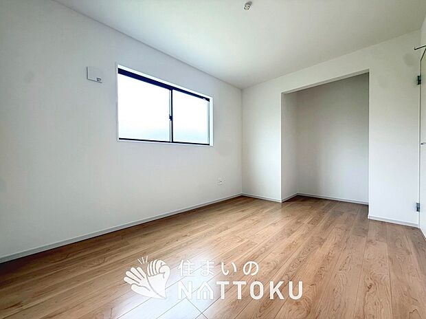 【現地写真(洋室)】木目の美しさを際立たせるシンプルデザインの建具を使用しています。