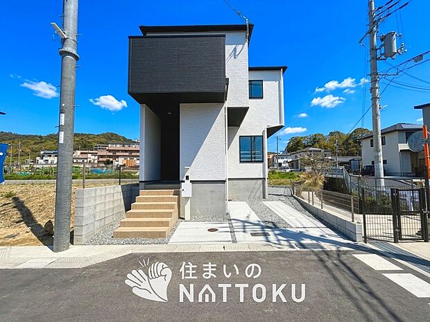 【現地写真(外観)】軽くて火災に強い屋根材を採用し、地震時の建物への負担や揺れを軽減しています。