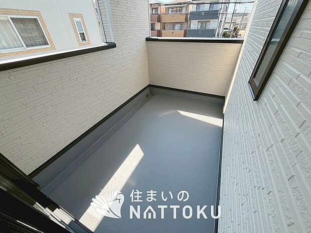 【バルコニー】奥行きが広く、洗濯物をゆったりと干せる十分な広さで、家族の洗濯も捗ります。