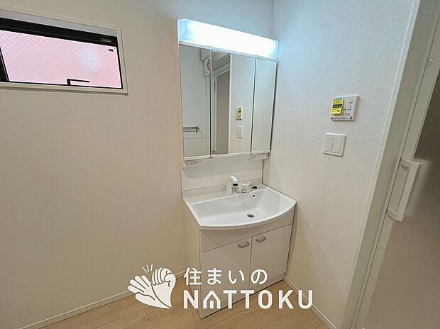 【洗面台・洗面所】鏡の両サイドは、必要なものを取出しやすく、大きな鏡面で朝の準備も快適。
使いやすいリフトアップ機能付きのシングルレバーシャワー水栓付です。
