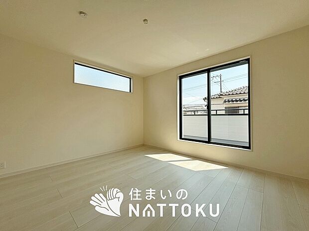 【現地写真(寝室)】木目の美しさを際立たせるシンプルデザインの建具を使用しています。