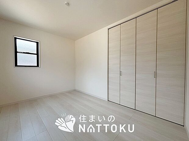 【現地写真（洋室）】木目の美しさを際立たせるシンプルデザインの建具を使用しています。