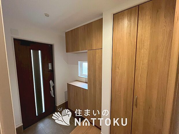 【現地写真(玄関)】玄関には、大型のシューズ収納を設置しています。