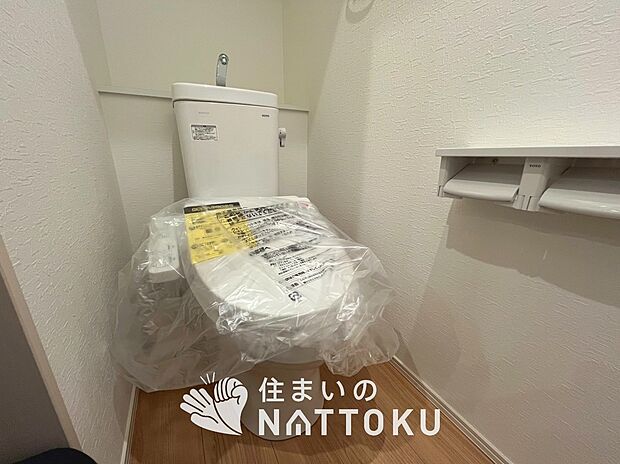 【トイレ】汚れてもサッとひと拭きでお手入れ簡単、エコ仕様の温水洗浄便座付きのトイレです。
バリアフリーにも配慮しています。