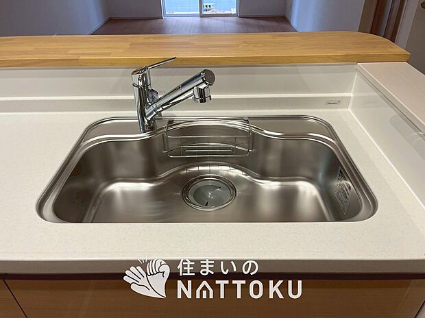 【浄水器内臓ハンドシャワー付シンク】広々とした凸型シンクに洗剤ポケットを標準装備。すっきり収納できます。
また、蛇口の先端に浄水器を内蔵しているため場所をとりません。
