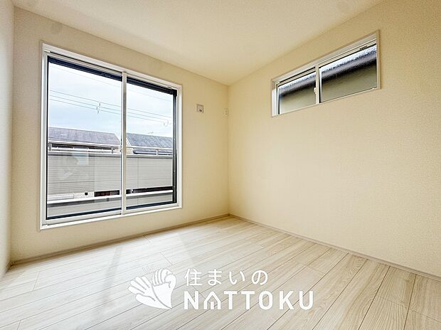 【現地写真(寝室)】木目の美しさを際立たせるシンプルデザインの建具を使用しています。