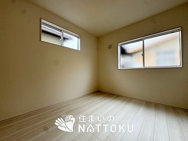 【現地写真(洋室)】木目の美しさを際立たせるシンプルデザインの建具を使用しています。