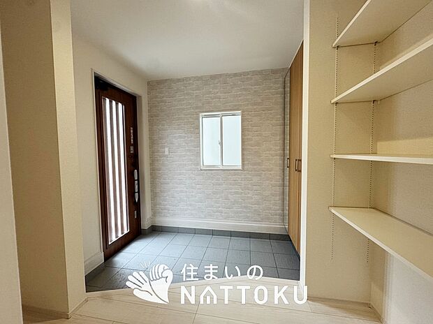 【現地写真(玄関)】玄関には、大型のシューズ収納を設置しています。