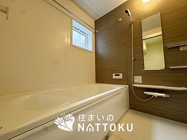 【現地写真(浴室)】浴室暖房乾燥機付き。1坪タイプで広々です。