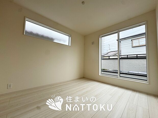 【現地写真(寝室)】木目の美しさを際立たせるシンプルデザインの建具を使用しています。