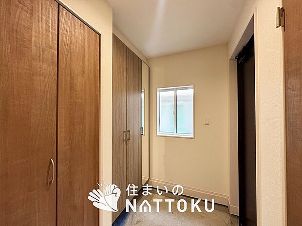 【現地写真(玄関)】玄関には、大型のシューズ収納を設置しています。