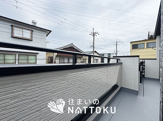 【バルコニー】奥行きが広く、洗濯物をゆったりと干せる十分な広さで、家族の洗濯も捗ります。