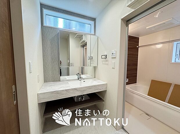 【洗面台・洗面所】鏡の両サイドは、必要なものを取出しやすく、大きな鏡面で朝の準備も快適。
使いやすいリフトアップ機能付きのシングルレバーシャワー水栓付です。