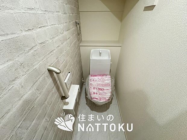 【トイレ】汚れてもサッとひと拭きでお手入れ簡単、エコ仕様の温水洗浄便座付きのトイレです。
バリアフリーにも配慮しています。