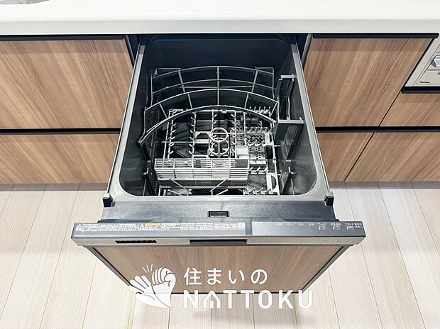 【食器洗い乾燥機】食後の時間にゆとりを与えてくれる食器洗い乾燥機。
操作ボタンも上面にあるので、腰をかがめずに操作ができラクラクです。