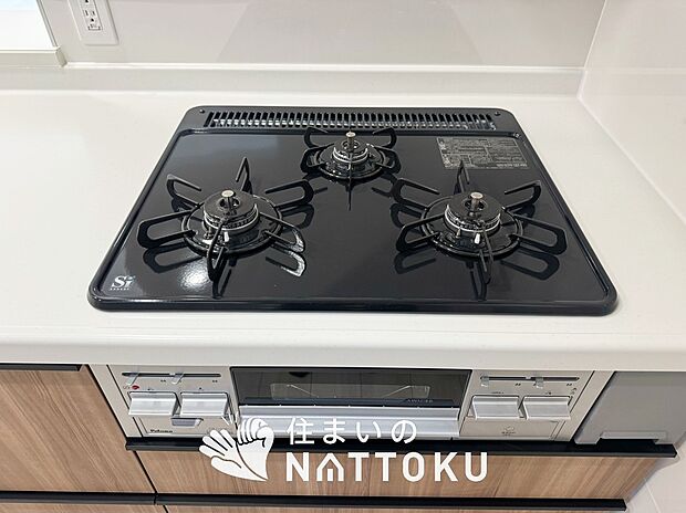 【ビルトインコンロ】フラットな構造で清掃性が高く、過熱防止センサー付3口タイプで日頃の家事も快適です。