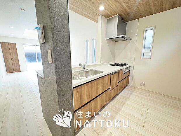 【現地写真(キッチン)】収納たっぷりのシステムキッチン、浄水器付水栓を標準装備しています。