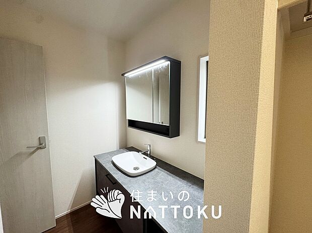 【洗面台・洗面所】鏡の両サイドは、必要なものを取出しやすく、大きな鏡面で朝の準備も快適。
使いやすいリフトアップ機能付きのシングルレバーシャワー水栓付です。