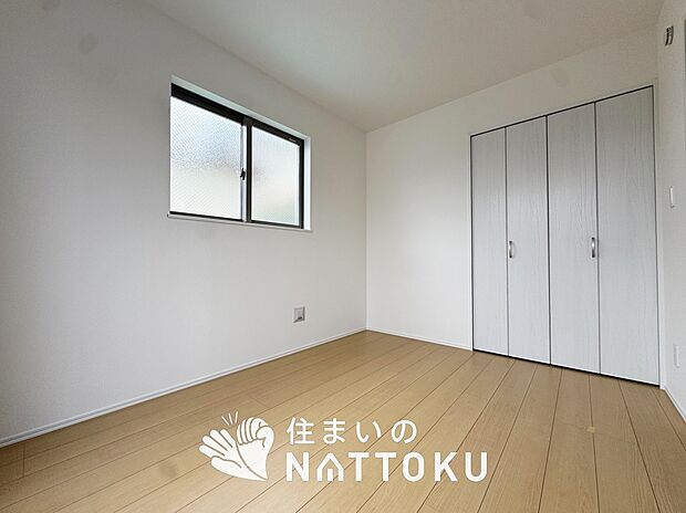 【現地写真(洋室)】木目の美しさを際立たせるシンプルデザインの建具を使用しています。