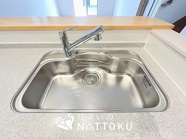 【浄水器一体型シャワー水栓付シンク】広々とした凸型シンクに洗剤ポケットを標準装備。すっきり収納できます。
また、蛇口の先端に浄水器を内蔵しているため場所をとりません。