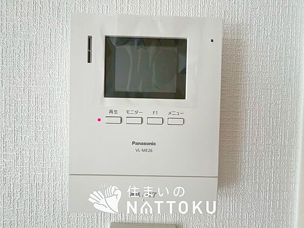 【TVモニター付インターホン】手放し通話ができ、送話表示灯で送話・受話状態が確認できます。
映像と音声で玄関先の様子をチェックできるモニター機能や、夜間の訪問者の顔も確認できるLEDライトを装備しています。