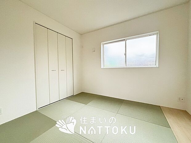 【現地写真（和室）】大壁仕様の新和室。くつろぎの空間です。