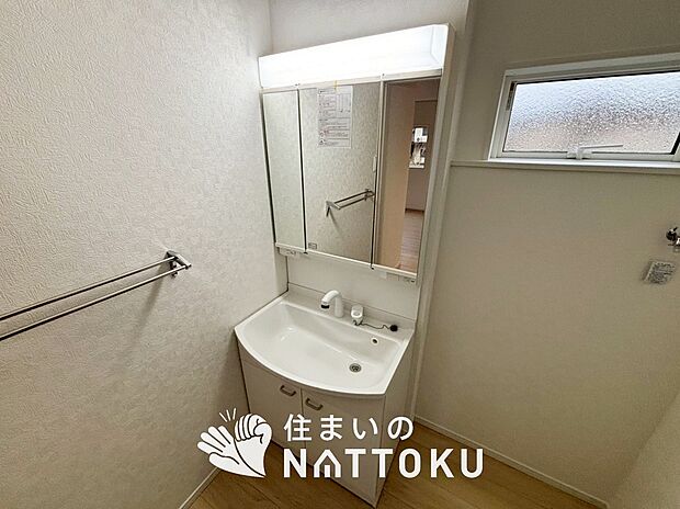 【洗面台・洗面所 】鏡の両サイドは、必要なものを取出しやすく、大きな鏡面で朝の準備も快適。
使いやすいリフトアップ機能付きのシングルレバーシャワー水栓付です。
