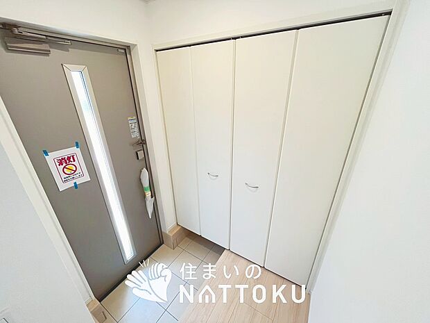 【現地写真（玄関）】玄関には、大型のシューズ収納を設置しています。