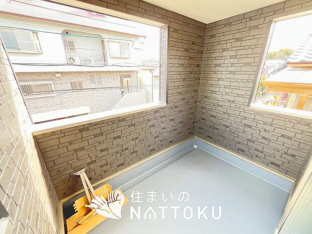 【バルコニー】奥行きが広く、洗濯物をゆったりと干せる十分な広さで、家族の洗濯も捗ります。