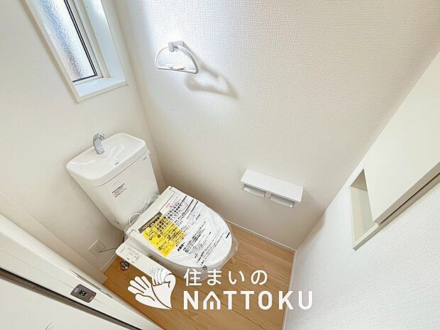 【トイレ】汚れてもサッとひと拭きでお手入れ簡単、エコ仕様の温水洗浄便座付きのトイレです。
バリアフリーにも配慮しています。
