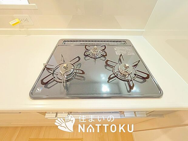 【ビルトインコンロ】フラットな構造で清掃性が高く、過熱防止センサー付３口タイプで日頃の家事も快適です。