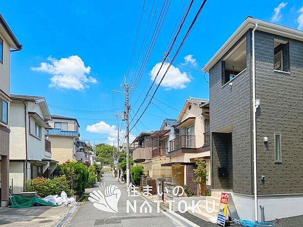 【現地写真（前道含む外観）】健康被害に配慮したもっとも安全性の高い建材を採用し、シックハウス対策をしております。