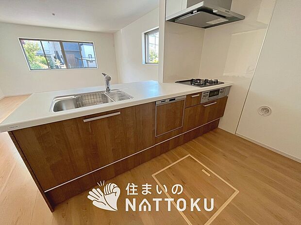 【現地写真(キッチン)】収納たっぷりのシステムキッチン、浄水器付水栓を標準装備しています。